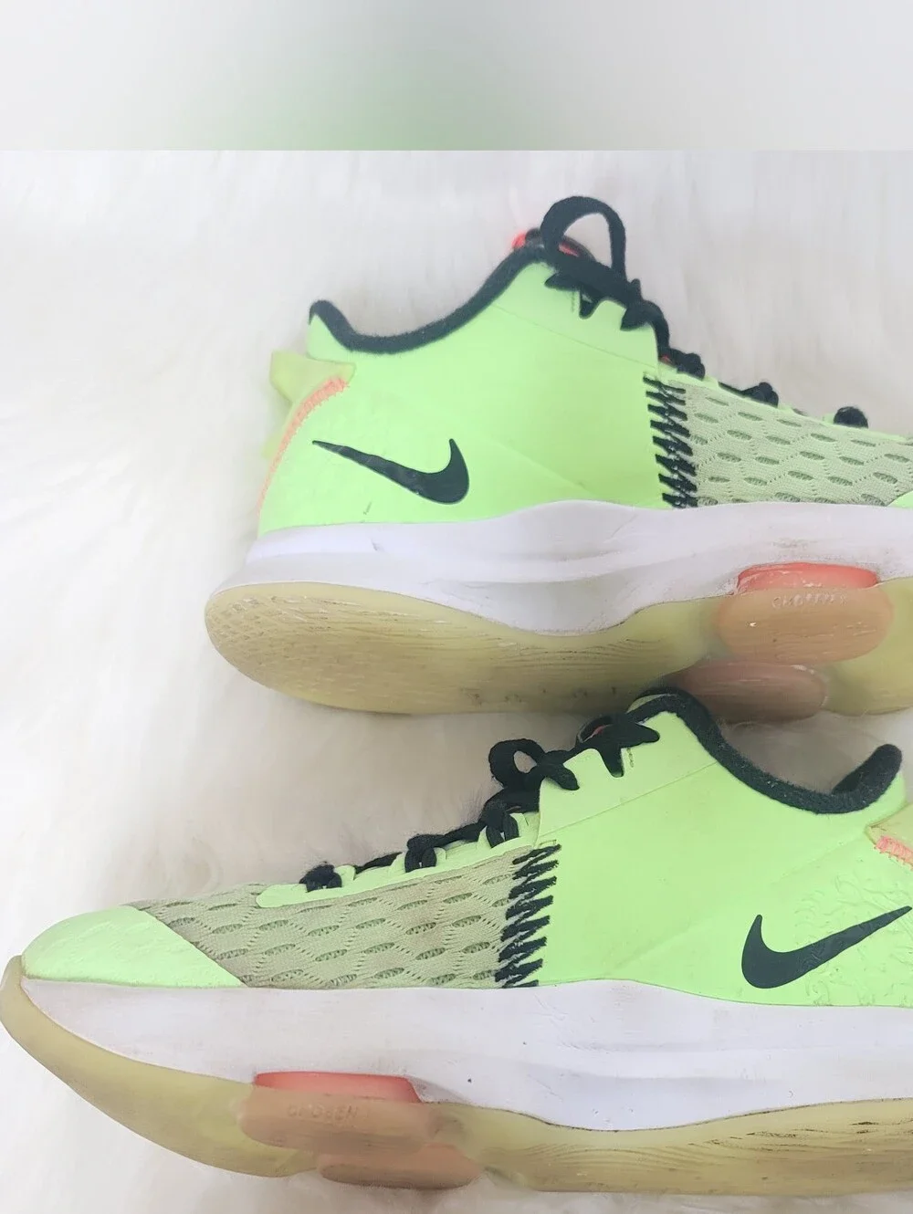 Nike LeBron Witness 5 Grinch Size 4.5y